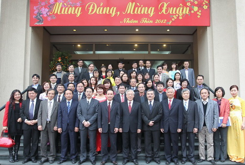 ท่านเลขาธิการใหญ่พรรคร่วมงานฉลองตรุษเต๊ดของสำนักงานส่วนกลางพรรค